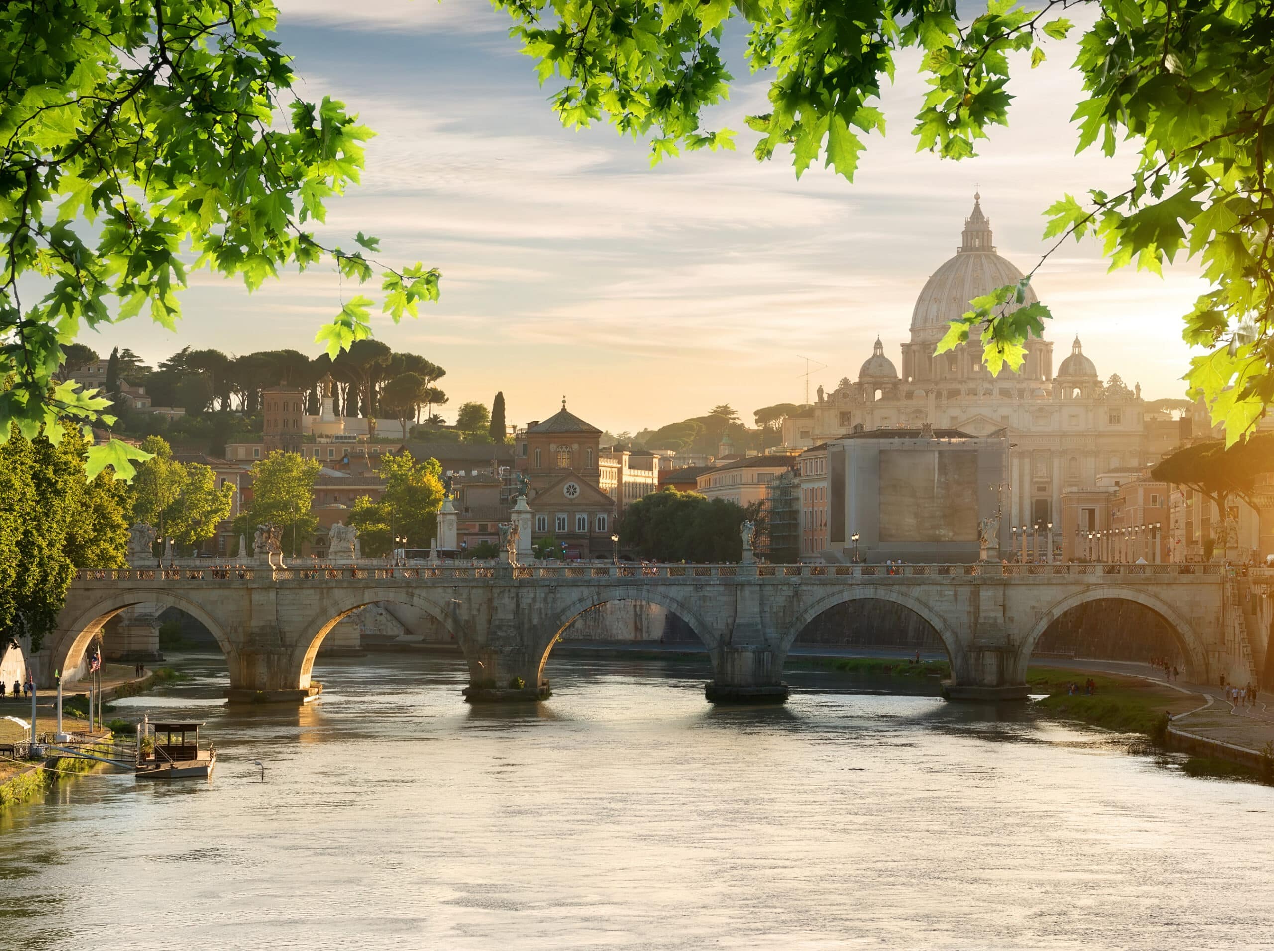 Blick auf die Vatikanstadt vom Tiber aus