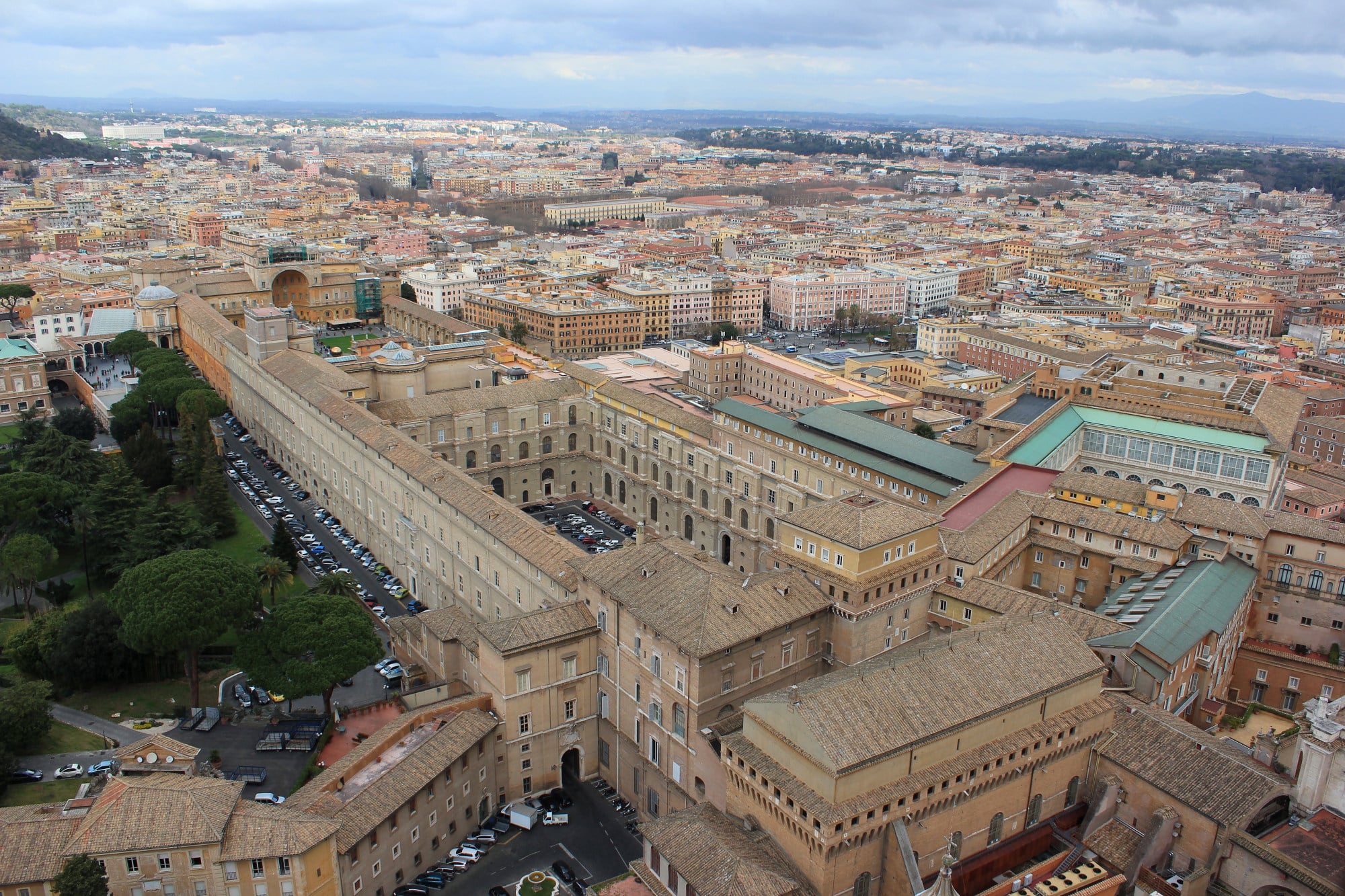 Blick vom Petersdom auf die Vatikanischen Museen und Rom