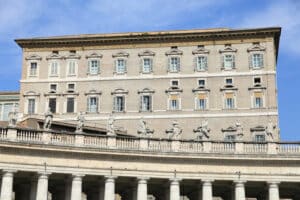 Der Apostolische Palast, Vatikan, wo der Papst die Besucher am Fenster begrüßt.