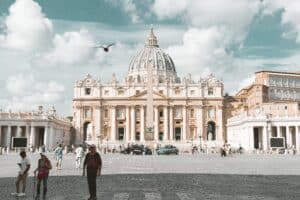 Ansicht des Petersdoms vom Petersplatz