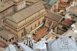 Blick auf die Sixtinische Kapelle von der Kuppel des Petersdoms aus