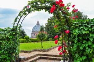 Kuppel des Petersdoms und Vatikanische Gärten, Rom, Italien