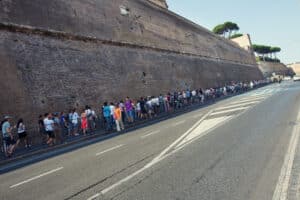 Menschen warten auf den Eintritt in die Vatikanischen Museen