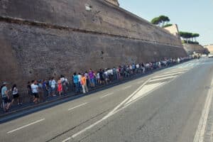 Menschen warten auf den Eintritt in die Vatikanischen Museen