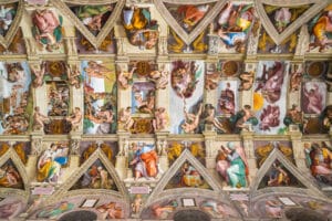 Michelangelo allein malte die Decke der Sixtinischen Kapelle in 4 Jahren (1508-1512).