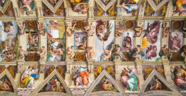 Michelangelo allein malte die Decke der Sixtinischen Kapelle in 4 Jahren (1508-1512).