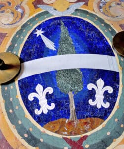 Mosaik mit dem päpstlichen Wappen von Leo