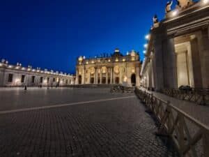 Petersplatz und Petersdom bei Nacht